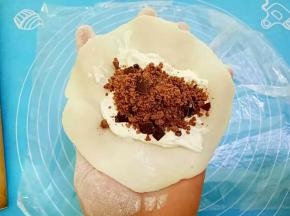 淡奶油加12克糖打发至有纹路，奥利奥饼干碎提前擀碎，放上淡奶油和饼干碎