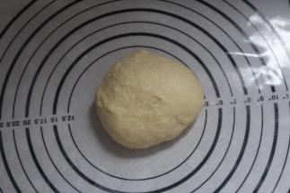 所有材料混合揉成光滑出膜的面团。