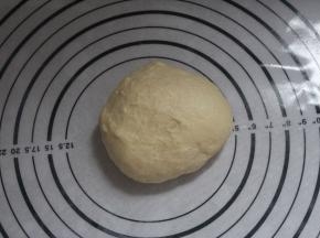 所有材料混合揉成光滑出膜的面团。