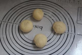 发酵完成的面团分成四份同样大小的面团。