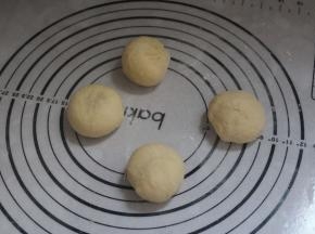 发酵完成的面团分成四份同样大小的面团。