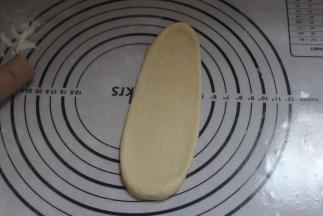 用擀面杖擀成舌形。