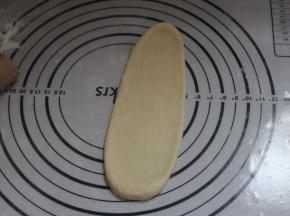 用擀面杖擀成舌形。