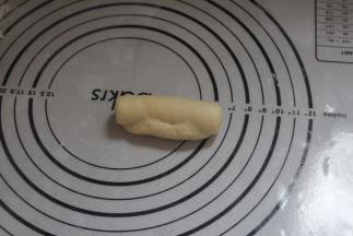 由上往下卷起。