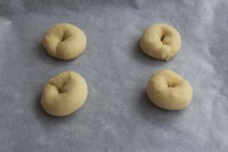 两边慢慢拉长。然后围城一个圆形。