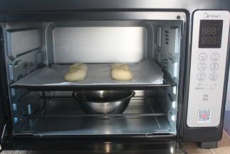 放烤箱二次发酵。关上门，底部放一盆开水。