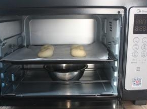 放烤箱二次发酵。关上门，底部放一盆开水。