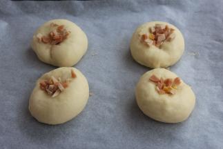 均匀的撒上火腿粒。