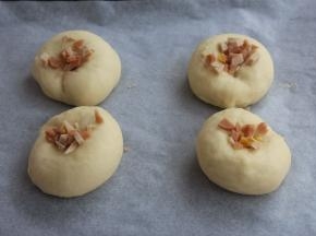 均匀的撒上火腿粒。