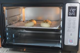 烤箱预热170°。上下火烤20分钟。出炉后挤上沙拉。