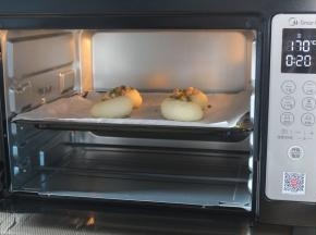 烤箱预热170°。上下火烤20分钟。出炉后挤上沙拉。