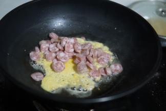 炒熟就可以了，因为肉肠和鸡蛋都是容易熟的食材，所以时间很短