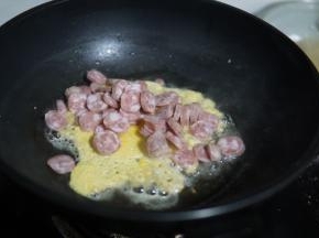 炒熟就可以了，因为肉肠和鸡蛋都是容易熟的食材，所以时间很短