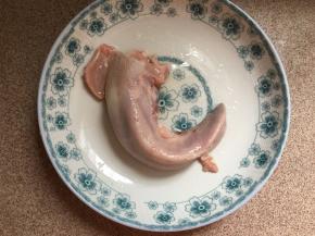 猪舌头一个洗净、