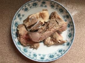 捞出洗净。用刀刮干净白色舌头上的白膜。