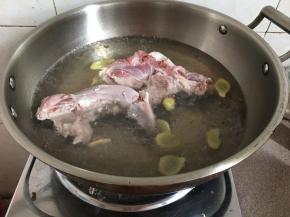 锅里烧水至开。加姜片料酒。放入猪舌头，烧开后转小火煮至3分熟。