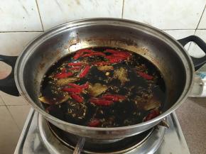 这个卤水是上一顿卤鹌鹑蛋剩下的。加入刚才干的卤料一起。（大家可以自己兑卤水。如果喜欢就按配料里面介绍的搭配。要加点清水一起。）