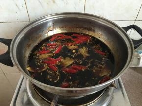 这个卤水是上一顿卤鹌鹑蛋剩下的。加入刚才干的卤料一起。（大家可以自己兑卤水。如果喜欢就按配料里面介绍的搭配。要加点清水一起。）