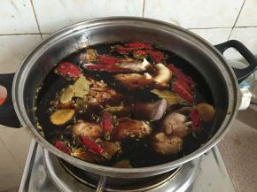 加入猪舌头下去卤。大火煮开后转小火卤30分钟。泡30分钟捞出来会比较入味。等待凉透切片。