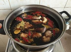 加入猪舌头下去卤。大火煮开后转小火卤30分钟。泡30分钟捞出来会比较入味。等待凉透切片。