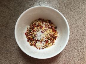 现在制作蘸水，辣椒碎，白芝麻，盐，胡椒粉装碗待用。