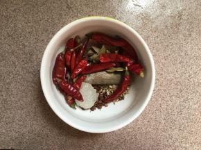 卤的材料配好。可以自己搭配卤料。