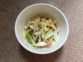 上面铺上切丝的姜，和切丝的葱白。