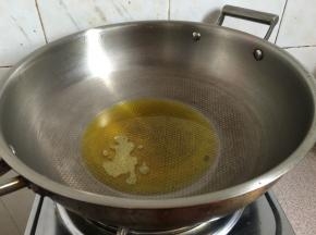 坐锅烧热放菜油和花生油，菜油和花生油的比例是2:1.烧至冒烟。