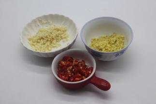 先切好姜蒜小米椒待用。全部切碎米。