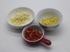 先切好姜蒜小米椒待用。全部切碎米。