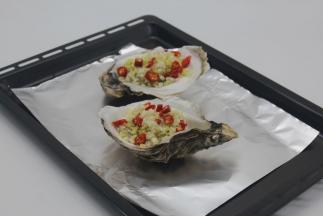 生蚝洗净后，放姜，然后大蒜米。接着放上小米椒。