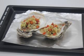 拿出来撒点生抽上去。稍微淋点食用油。然后再烤5分钟即可。