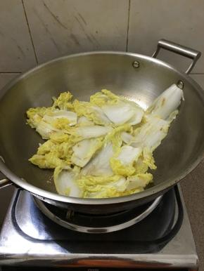 炒至有点焦黄放盐。