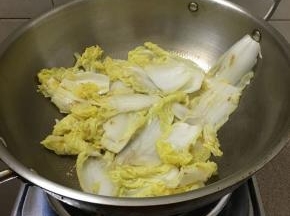 炒至有点焦黄放盐。