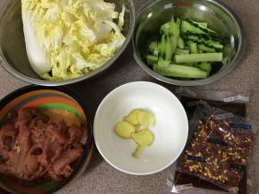 把牛肉切薄片，（要多薄呢，那就要看自己的刀工了）加入焦藕粉，玉米油，生抽，盐，用手使劲的抓5分钟，让每一片都要裹上粉和入味。腌制5分钟。娃娃菜洗净百开即可。黄瓜切条。姜切片待用。水煮鱼调料一包。