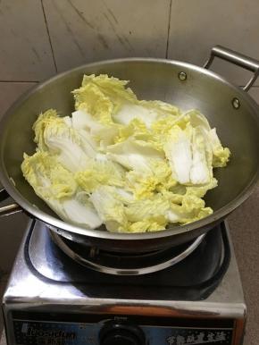 坐锅烧热后放少许油炒娃娃菜。