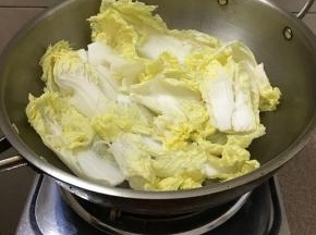 坐锅烧热后放少许油炒娃娃菜。