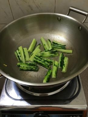 按上面炒娃娃菜的步骤炒黄瓜。