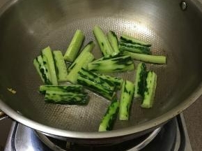 按上面炒娃娃菜的步骤炒黄瓜。