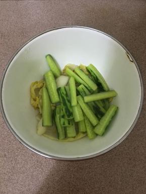 同样倒入大盆里。在娃娃菜的上面。