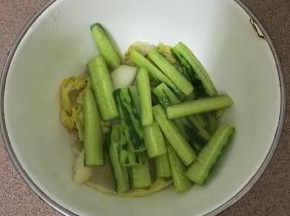 同样倒入大盆里。在娃娃菜的上面。