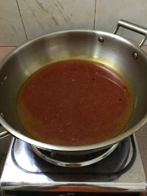 加入适量的开水。大火煮开。不够咸就放少许盐。