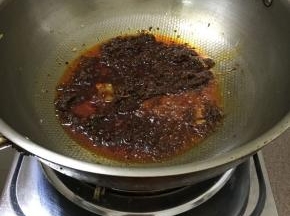 另起锅少许油，炒香姜片后加水煮鱼调料包，小火炒香出味。