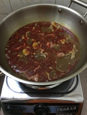 牛肉一片片从锅边慢慢放入，最后放的往锅中间放。先放的牛肉放锅边跟后面的才会一起熟。大火煮1分钟。