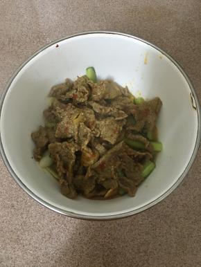 肉片捞出放黄瓜上面。