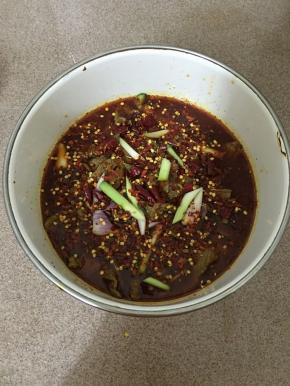 再撒上干辣椒和辣椒粉，以及花椒粒。