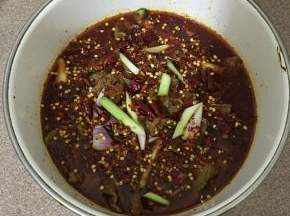 再撒上干辣椒和辣椒粉，以及花椒粒。