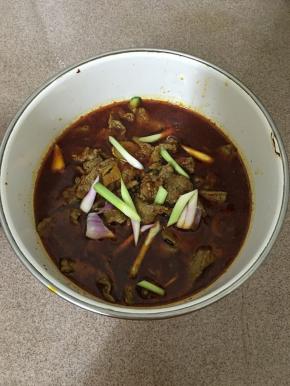 锅里剩下的汤汁稍微倒点进去。撒上葱白段。