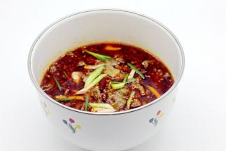 锅里烧油至冒烟。直接泼上去吧。