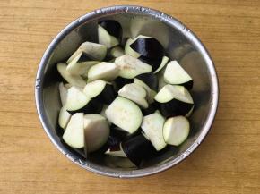 黑皮茄子洗净切滚刀。